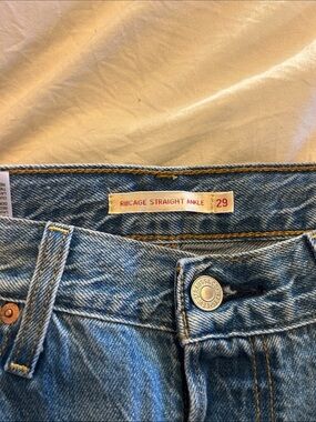 LEVI Ribcage Straight Ankle Jeans in Medium Blue (Size 29)